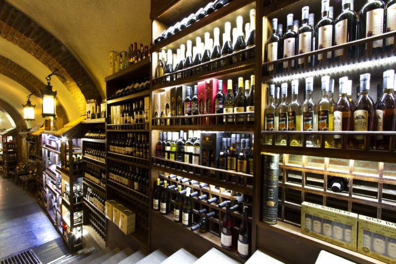 ecommerce-THIERY-min_world_street_travel_shop_canon_georgia_wine_bottles-429767